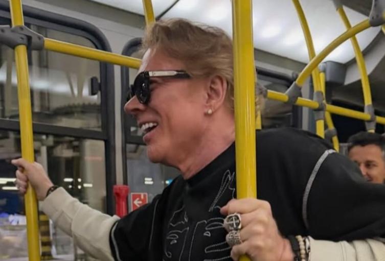 Axl Rose en TransMilenio; rockero viajó como un bogotano más Axl Rose en TransMilenio; rockero viajó como un bogotano más