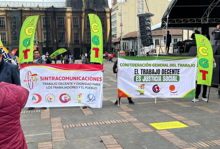 CUT y CGT se movilizaron en la Plaza de Bolívar para apoyar las reformas a la salud y pensional