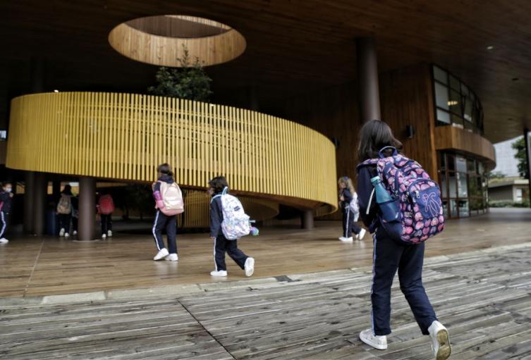 Mejores colegios de Bogotá Niños entrando al colegio