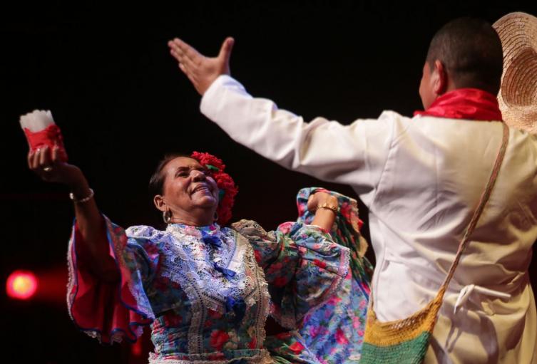 Cumbia en Bogotá Pareja bailando cumbia en Bogotá