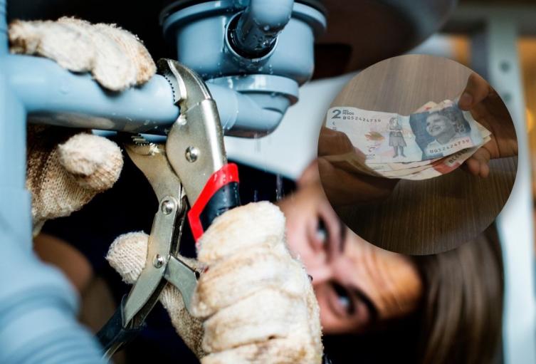 Daño de tuberías por lluvias Hombre arreglando tuberías dañadas por lluvias