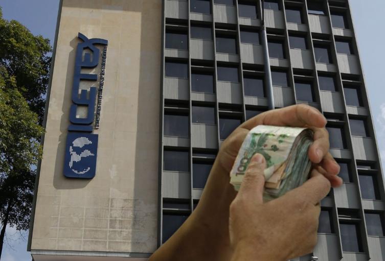 Beneficiario de Icetex pagando crédito educativo