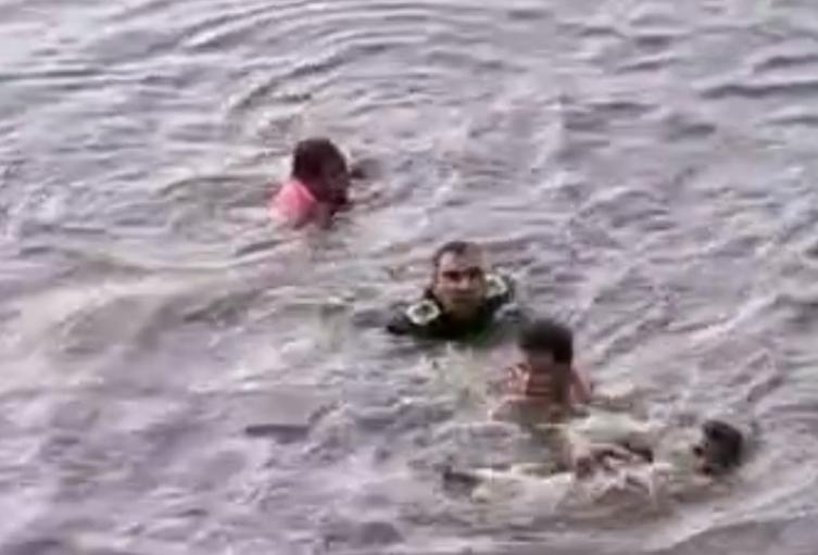 Policías que actuaron para rescatar a la mujer y bebé