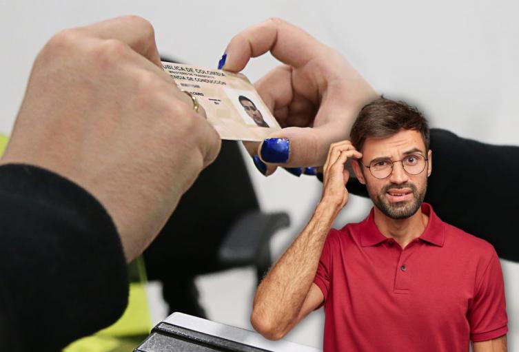 Licencia de tránsito en Colombia  Hombre sacando la licencia de tránsito en Colombia