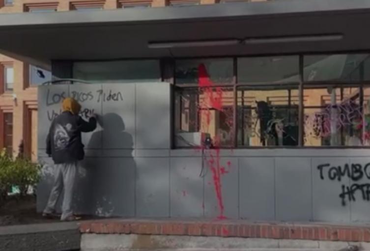 Manifestantes atacan el CAI en Chapinero habitantes están con miedo Manifestantes atacan el CAI en Chapinero habitantes están con miedo