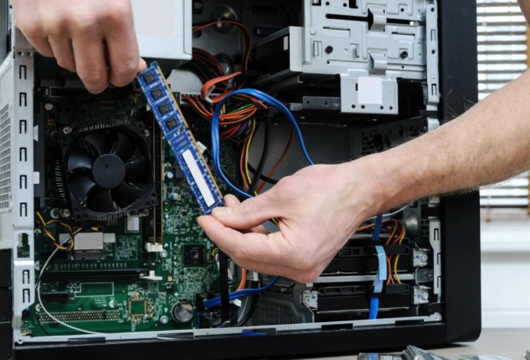 Mantenimiento de computadores Hombre haciéndole mantenimiento a un computador