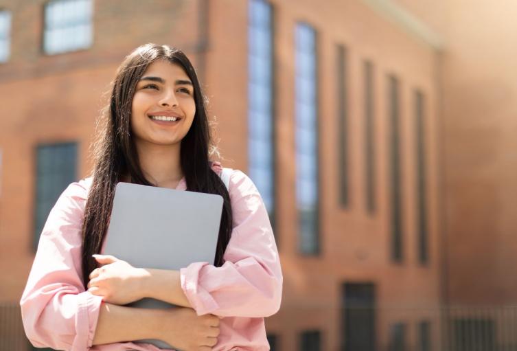 Joven estudiante universitaria