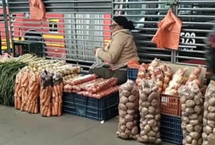 Montan plaza de mercado en TransMilenio usuarios se bajan con lo del almuerzo Montan plaza de mercado en TransMilenio usuarios se bajan con lo del almuerzo