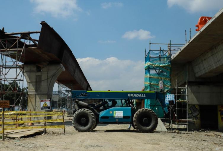 Maquinaria trabajando en las obras del Metro de Bogotá
