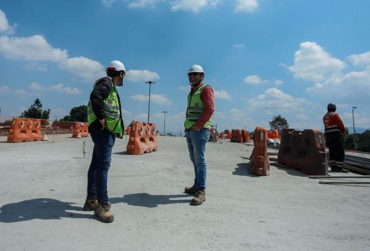Trabajadores de obras de infraestructura vial en Bogotá