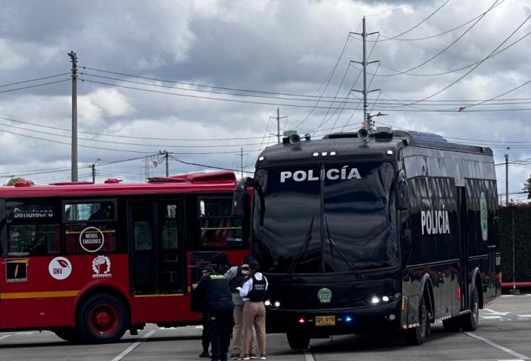 Policía protagoniza persecución de película detrás de un TransMilenio Policía protagoniza persecución de película detrás de un TransMilenio