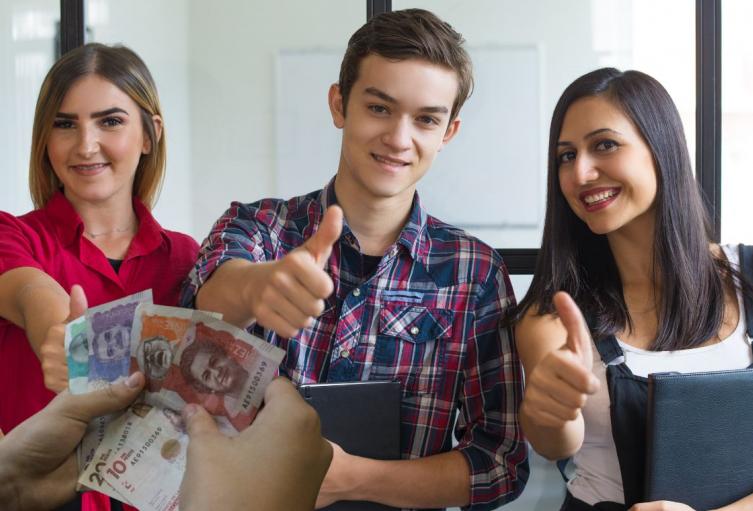 Jóvenes haciendo sus prácticas laborales