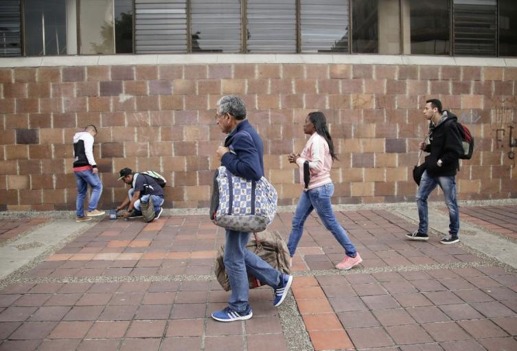 Viajeros en el Terminal de Transportes de Bogotá
