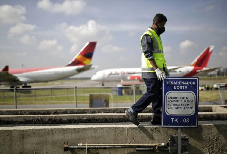 Trabajador en el aeropuerto El Dorado (imagen de referencia) Trabajador en el aeropuerto El Dorado