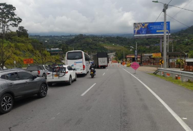 Vía Bogotá - Girardot Vehículos pasando por la vía Bogotá - Girardot