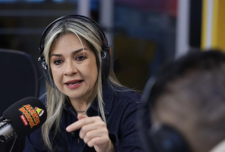 Vicky Dávila, candidata presidencial, en la cabina de Alerta Bogotá. Vicky Dávila, candidata presidencial, en la cabina de Alerta Bogotá.
