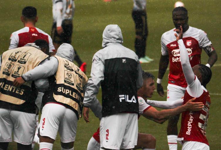 Rodallega golpea: Santa Fe sufrió y empató 1-1 en campo del DIM Santa Fe
