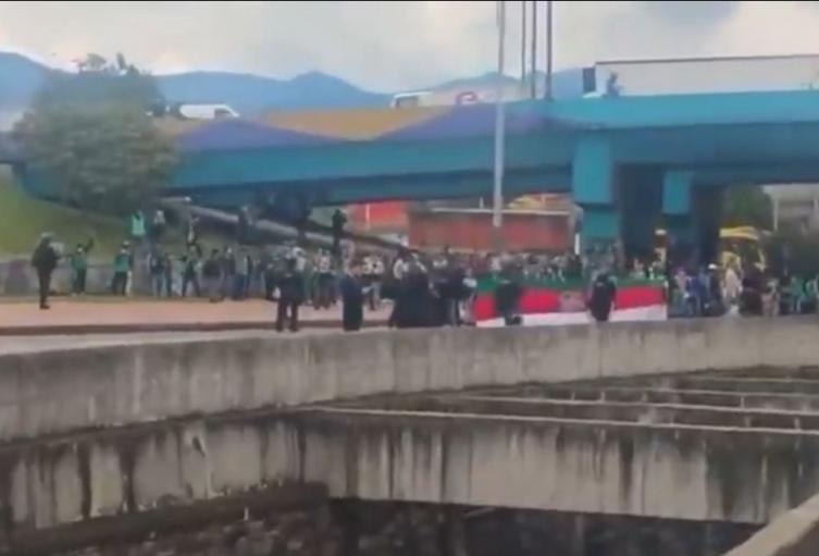 Bloqueo de comunidades indígenas en la calle 26 de Bogotá.