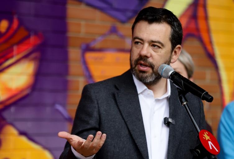 El alcalde Carlos Fernando Galán presentó la nueva estrategia de 9.500 becas y becas-crédito, con la que Bogotá busca garantizar que más jóvenes accedan y se gradúen de la educación superior.