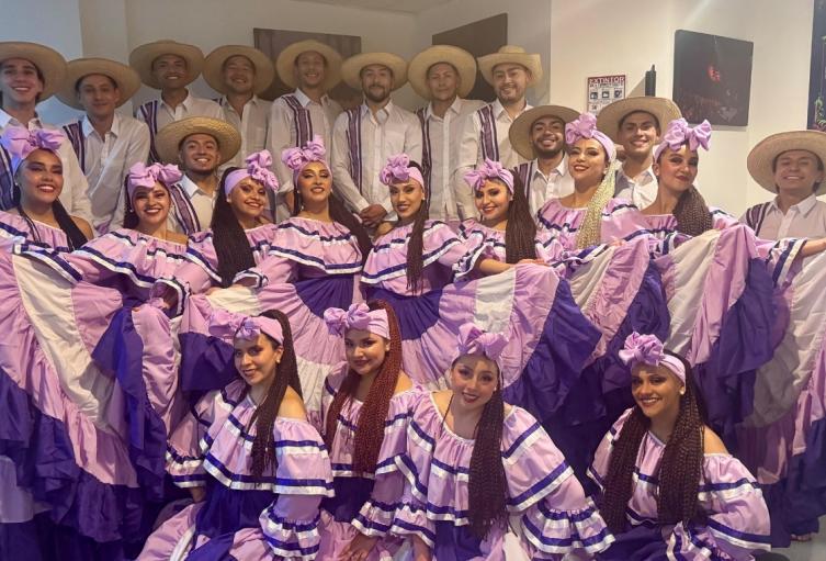 Bailarines que habrían sido estafados por el director y representante legal de la fundación