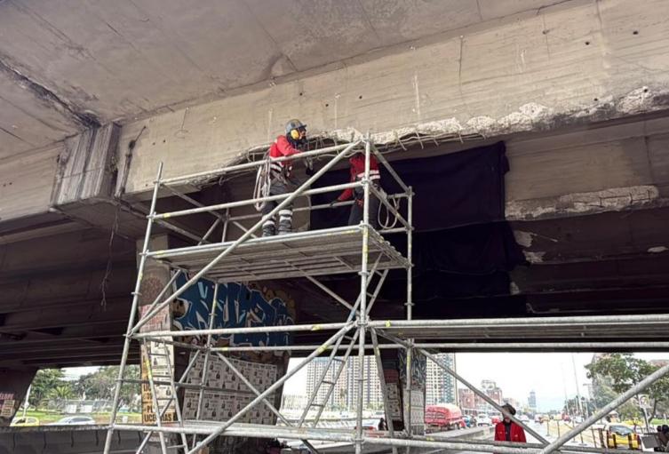 Camión de carga dañó puente en Bogotá IDU reaccionó con concreto de lujo