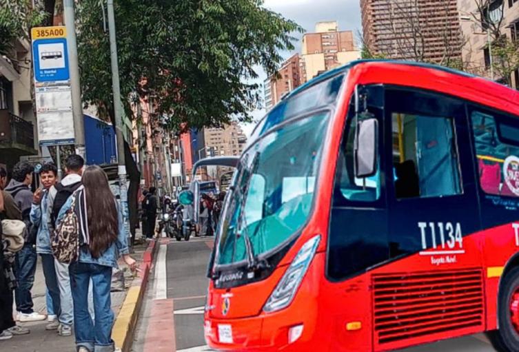 TransMilenio colapsa por manifestaciones: desvíos y caos en Bogotá
