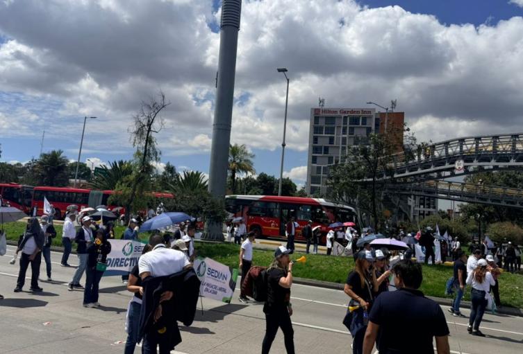 Cinco estaciones cerradas: Bloqueo en la 26 tiene a TransMilenio sin rodar