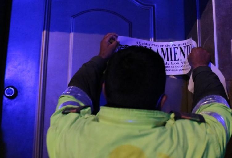 Policía sellando establecimiento