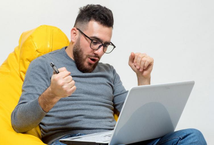 Persona navegando en internet