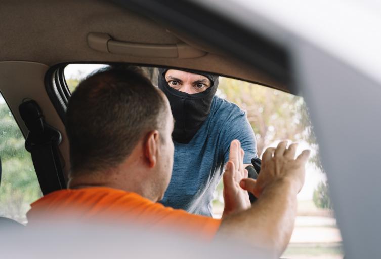 Qué hacer si intentan robarle el carro