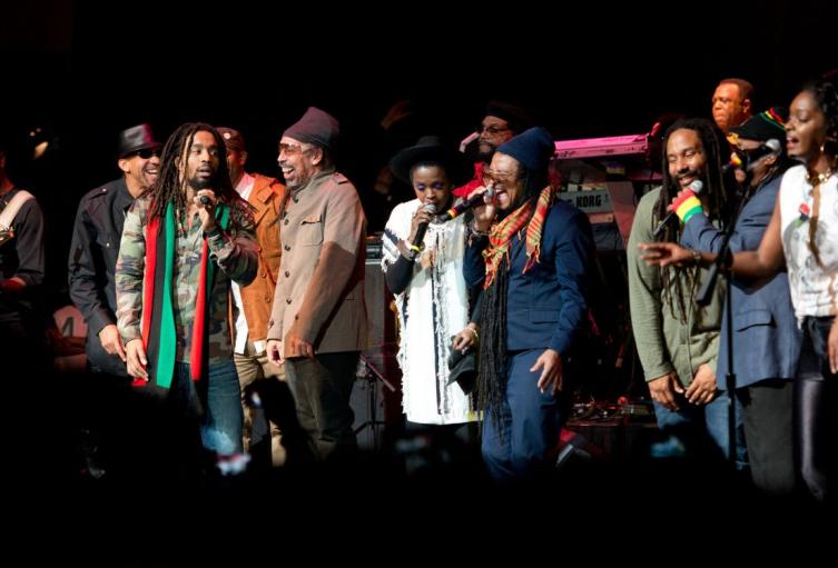 The Wailers celebran 40 años de Legend con tributo poderoso a Bob Marley