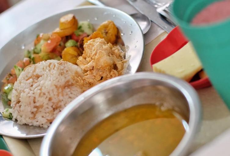 Almuerzo en los comedores comunitarios