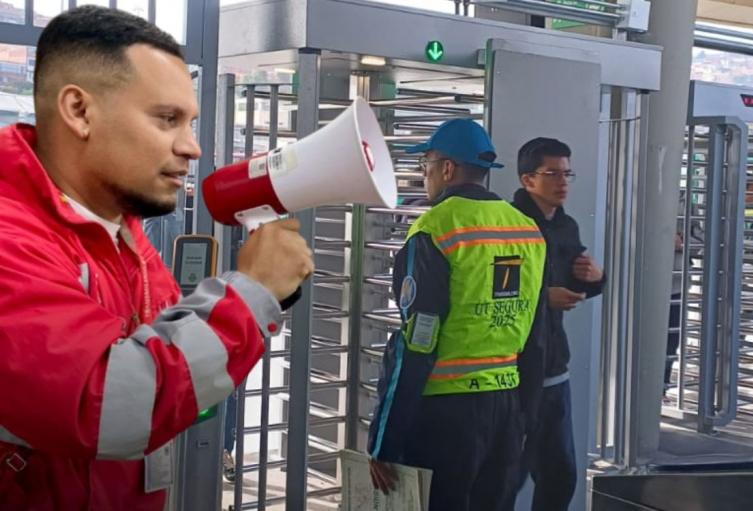 TransMilenio refuerza vigilancia contra colados en el Portal 20 de Julio 