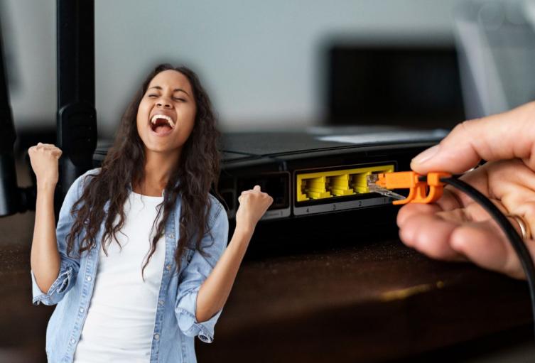 Mujer celebrando la instalación del internet