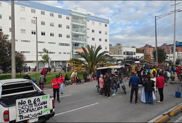 Protesta de recicladores en la autopista Norte con calle 100, en Bogotá