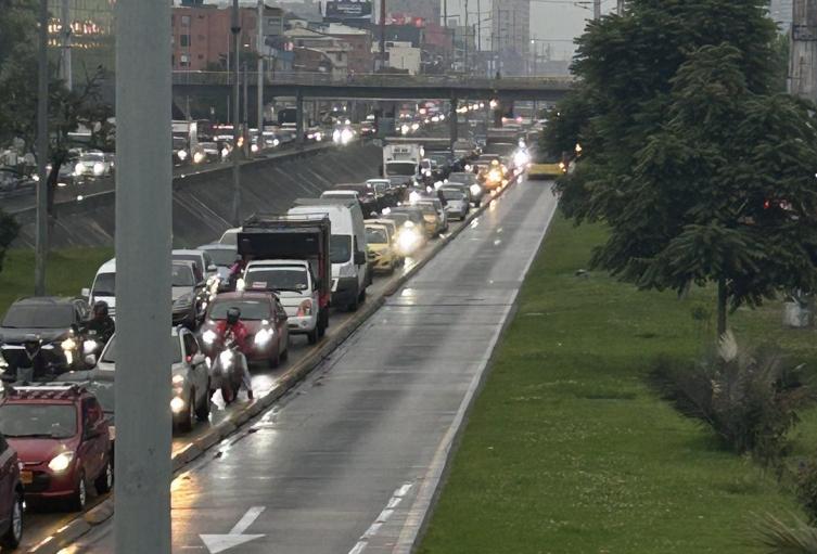 Trancón en NQS por Transmilenio varado