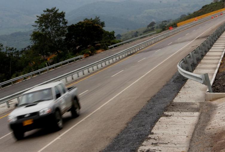 Carro andando por vías en Cundinamarca