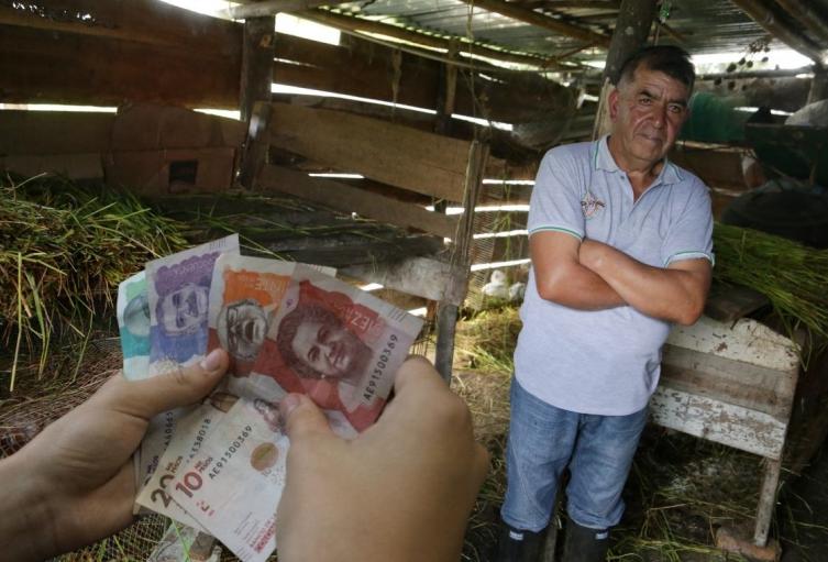 Campesino en Bogotá recibiendo apoyo económico