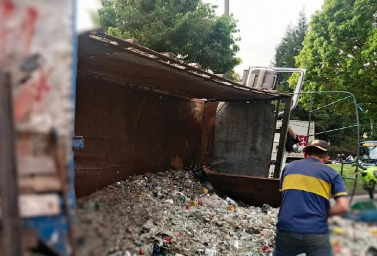 Camión volcado en avenida Ciudad de Cali