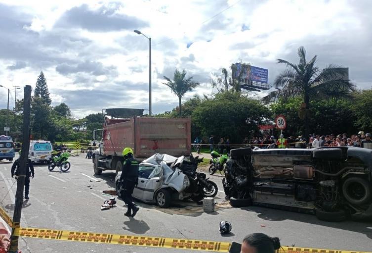 Fatal accidente en la 68 involucró tres carros, una volqueta y una moto