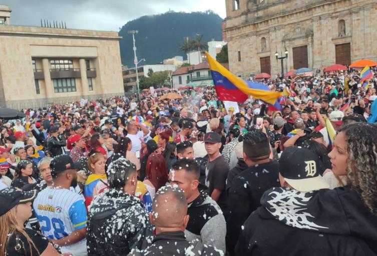 Plaza de Bolívar fue punto de encuentro por noticias sobre Maduro
