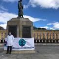 El cirujano Roberto Angulo Rodríguez protestó en la Plaza de Bolívar.