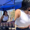 sensual vendedora ambulante de fresas con crema