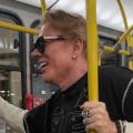 Axl Rose en TransMilenio; rockero viajó como un bogotano más