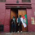 Dos integrantes de la Guardia Interétnica custodian la entrada del Ministerio de Vivienda en medio de las protestas del Congreso de los Pueblos en Bogotá.