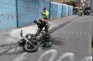 Imágenes de la moto quemada por vecinos del Ojo 12 en Kennedy