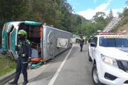 Bus municipal se volcó en la vía Bogotá- La Vega y hay 10 personas heridas