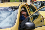 Conductor de app le tocó tirarse de su carro sabía que lo iban a quebrar 