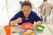 Comer no será un privilegio: nueva ley no lo dejaría acostarse con hambre