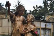 Quiénes son las hermanas Bodmer: les piden favores en el Cementerio Central
